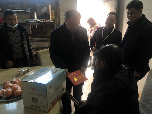 市委常委、市红十字会会长丁应虎深入达川区开展红十字博爱送万家活动