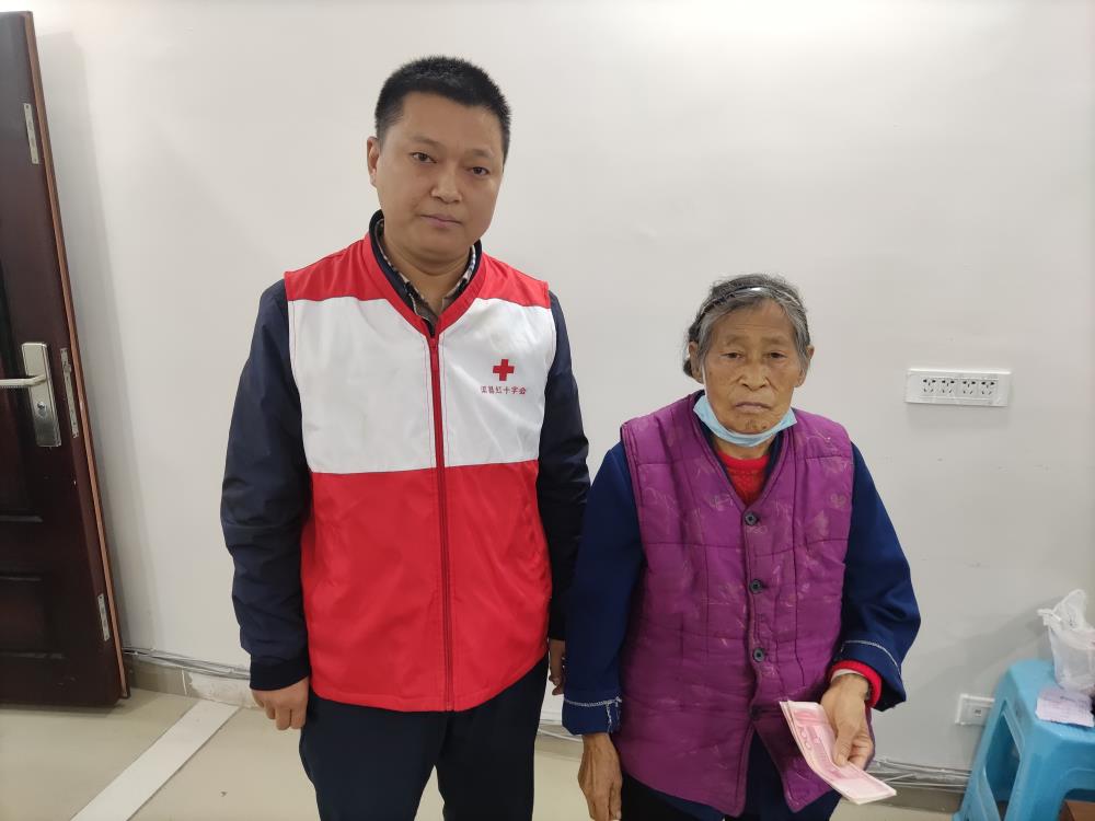 李轩母亲代领照片.jpg