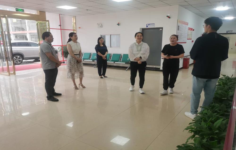 福利院看望儿童.jpg