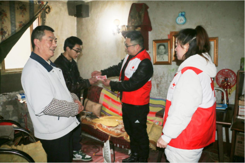 万源市红十字会到东城社区走访慰问困难群众
