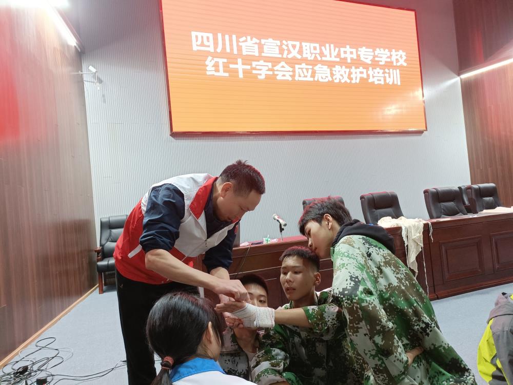 2410 职业中专学校开展救护培训1.jpg