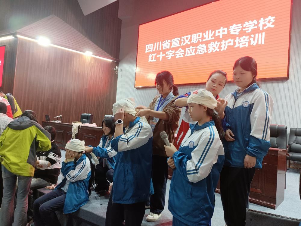 2410 职业中专学校开展救护培训2.jpg