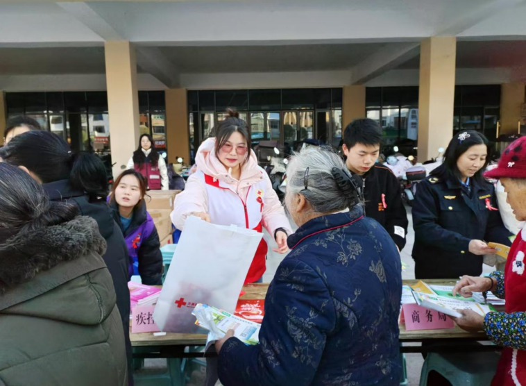 万源市红十字会在裕丰社区万中广场参加以“社会共治,终结艾滋,共享健康”为主题的“世界艾滋病日”宣传活动