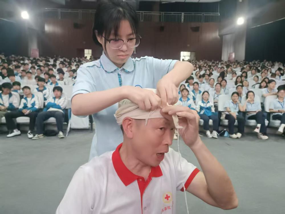 25.5 职中救护培训1.jpg